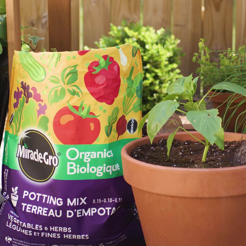 Miracle-Gro® Organics Potting Mix for Vegetables & Herbs image number null