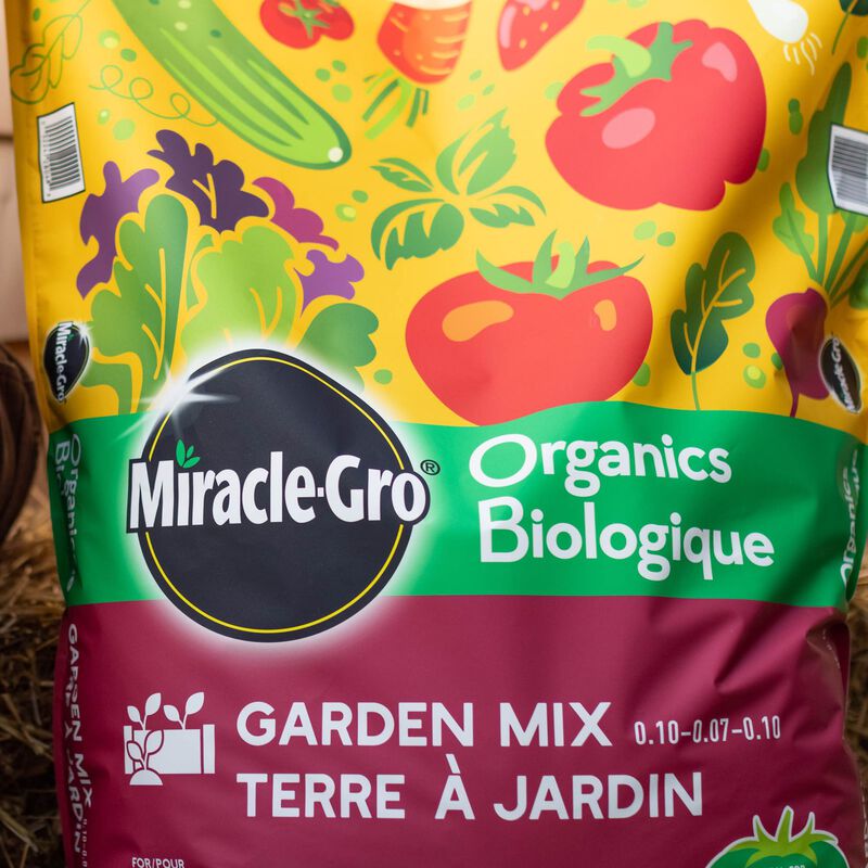 Miracle-Gro® Organics Garden Mix for Vegetables and Herbs image number null
