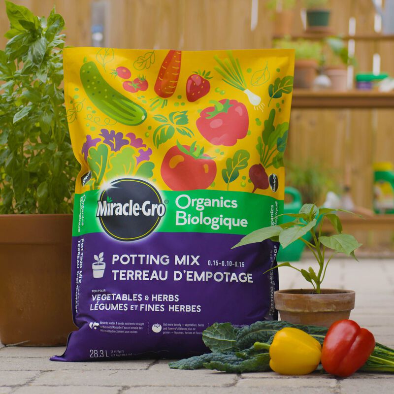 Miracle-Gro® Organics Potting Mix for Vegetables & Herbs image number null