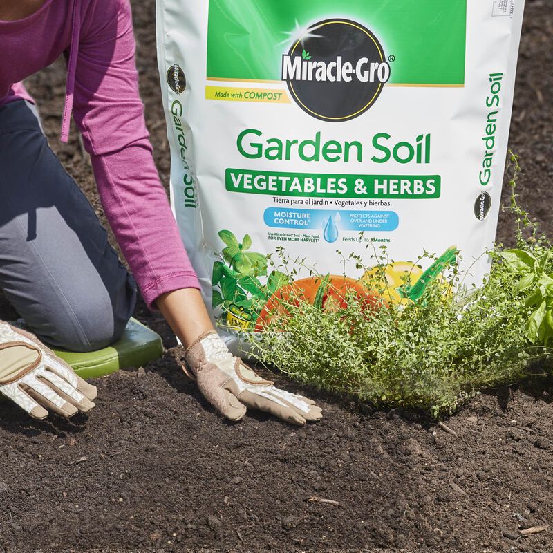 Miracle-Gro® Garden Soil Vegetables & Herbs image number null