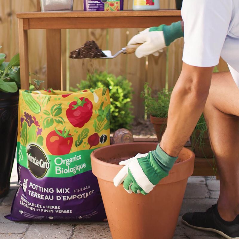 Miracle-Gro® Organics Potting Mix for Vegetables & Herbs image number null