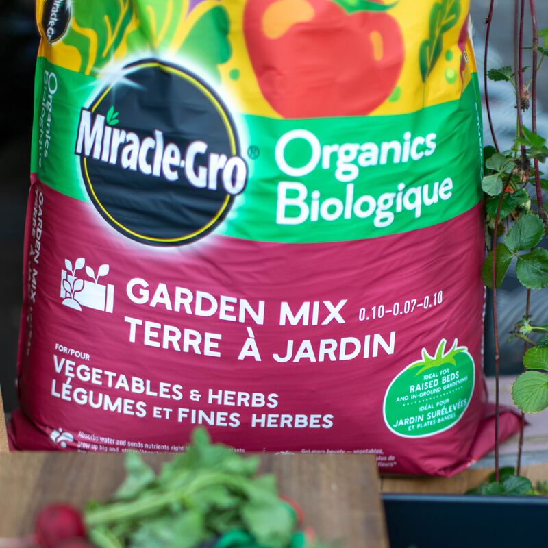 Miracle-Gro® Organics Garden Mix for Vegetables and Herbs image number null